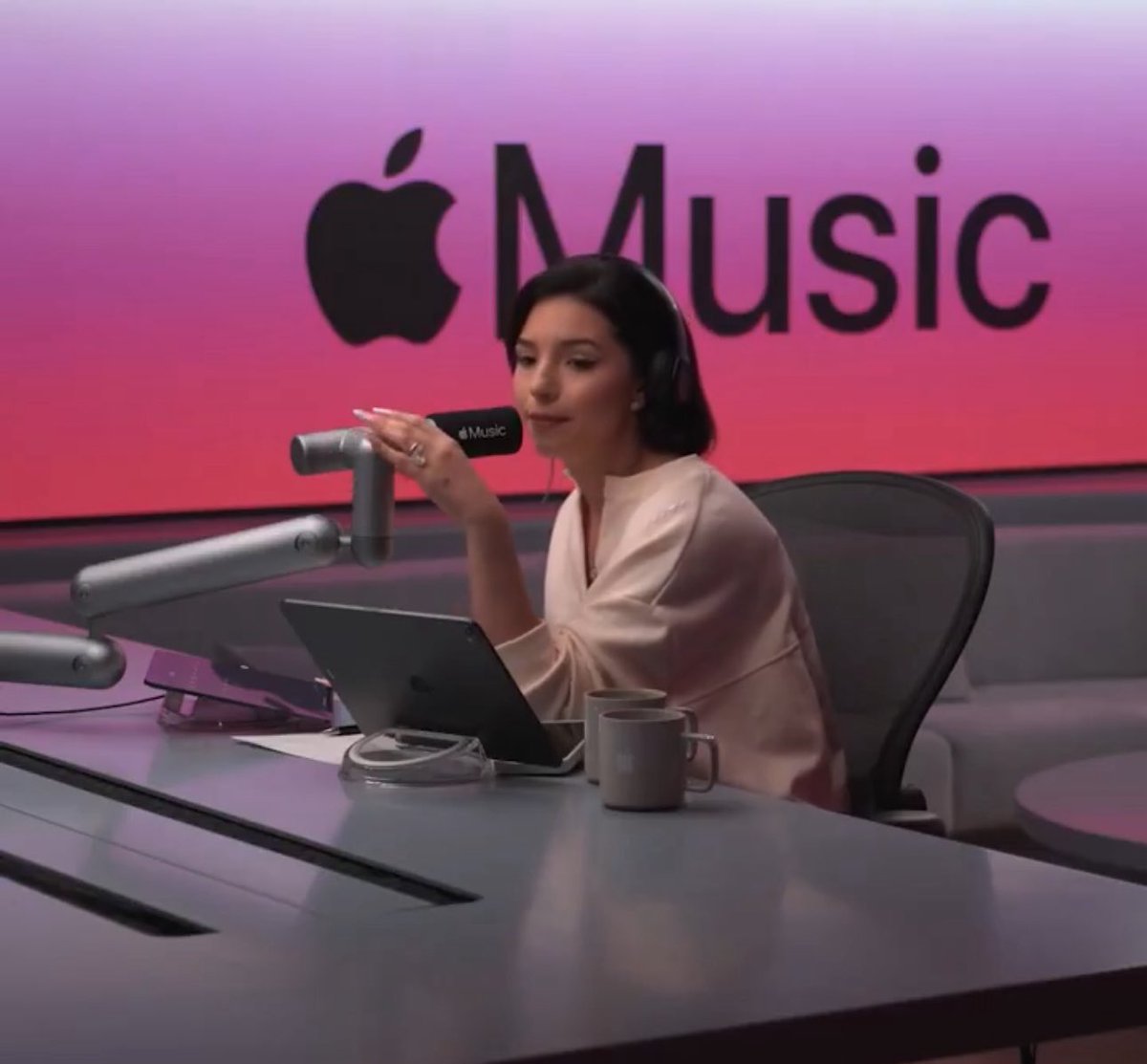 Indie5051's tweet photo. Hace unos momentos Apple Music subió un pequeño video donde se muestra a Angela Aguilar dando unas declaraciones totalmente en inglés.

Angela Aguilar:

“Me hace sentir muy sola estar en una sociedad que como mujer, les importa más lo que está pasando personalmente, que su lado artístico, y es algo que… *Se le quiebra la voz y se le ponen los ojos llorosos*, ya sabes, eso me duele y me pone sentimental, porque las mujeres trabajan 10 veces más duro en tantas cosas y obtienen tan poco reconocimiento por el trabajo que hacen.” mencionó.