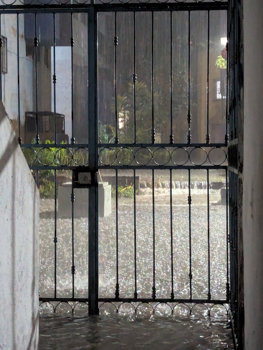 eselcoronado's tweet photo. @siapagdl es la cuarta vez que tenemos inundación en conjunto de patria 3000, torre 22, ha entrado a los departamentos hasta 1 metro, muy cerca de alcanzar la caja de distribución de CFE. Se han hecho numerosos reportes de los vecinos. @Trafico_ZMG @Linea_Zapopan @Denuncias_ZMG https://t.co/PNjaaRkext