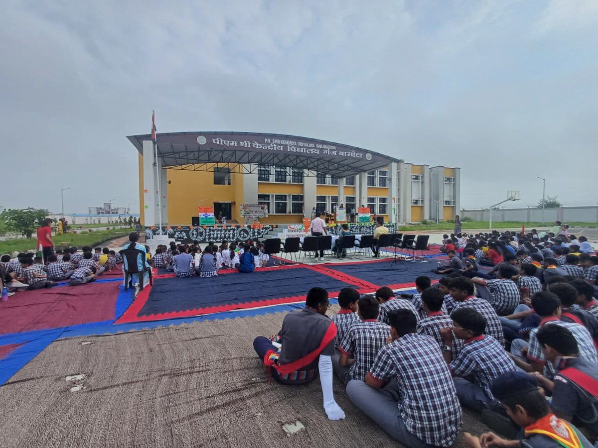 PN4India's tweet photo. फटी दरी पर बच्चे… कुर्सियों पर गुरुजन — आज़ादी का ये कैसा अमृतकाल?"

15 अगस्त, पीएम श्री केंद्रीय विद्यालय गंज बासौदा — जहां मासूम बच्चे जर्जर दरी पर बैठे और शिक्षक-प्राचार्य आराम से कुर्सियों पर।

RTE Act 2009 और राष्ट्रीय शिक्षा नीति 2020 साफ कहती है — बच्चों के साथ कोई भी अपमानजनक या भेदभावपूर्ण व्यवहार अपराध है।

ये सिर्फ एक तस्वीर नहीं, बच्चों की गरिमा पर लगा कलंक है।

@NCPCR_
@KVS_HQ
@narendramodi @CMMadhyaPradesh
#फटीदरीपरबच्चे #शिक्षाकासच्चाचहरा #ChildRights #RTEAct #VidishaNews #SchoolShame #AzadiKaAmritKaal #IndependenceDay
#स्वतंत्रता_दिवस #स्वतंत्रतादिवस2025