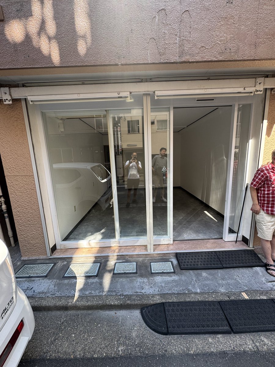 oktmjk's tweet photo. 17店舗目の契約。
駅近路面店ですが家賃はリーズナブル。
後ろにまだスペースがあって見た目より広い。
年内に20店舗はいきたいところ。
採用はかなり厳し目にやっているので、中々ペースは上がらないですが、テナントも採用もハードルは下げずにやっています。 https://t.co/6eGribDRvP