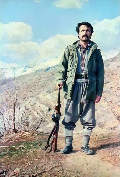 Riza02R's tweet photo. O gün, bir halk ölümüne sessiz kalmayı reddetti. 15 Ağustos, sadece savaşın değil, yeniden doğuşun tarihidir.

#CejnaVejînêPîrozBe Rêhevalê bê tirs ✊🏼✌️ https://t.co/FlGUp2XOPr