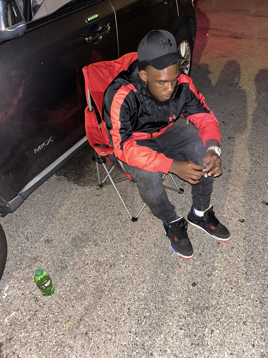 Youngmall_a1's tweet photo. I still post on my block like killers don’t want me dead lil ahk told me slow down focus on money I still hop in cars and leave blocks red🩸 #FreeMines https://t.co/Lm4yv5Vnm5