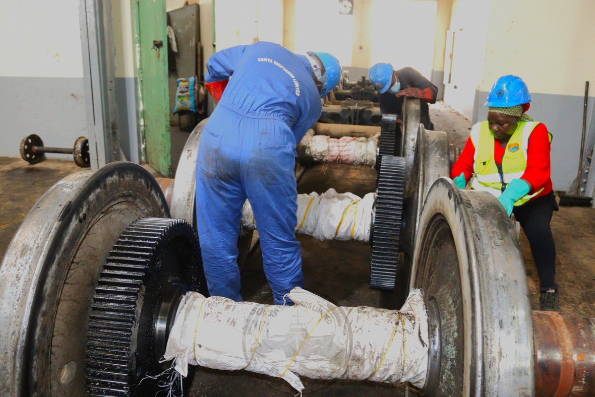 KenyaShipyards's tweet image. 🚆 Loco 9326 Ongoing Rehabilitation 

Rehabilitation is in full swing on locomotive 9326 featuring engine overhaul, bogie and wheelset reprofiling, and traction motor rewinding.
This boost is taking place @KenyaRailways_
Central Workshops in Nairobi.