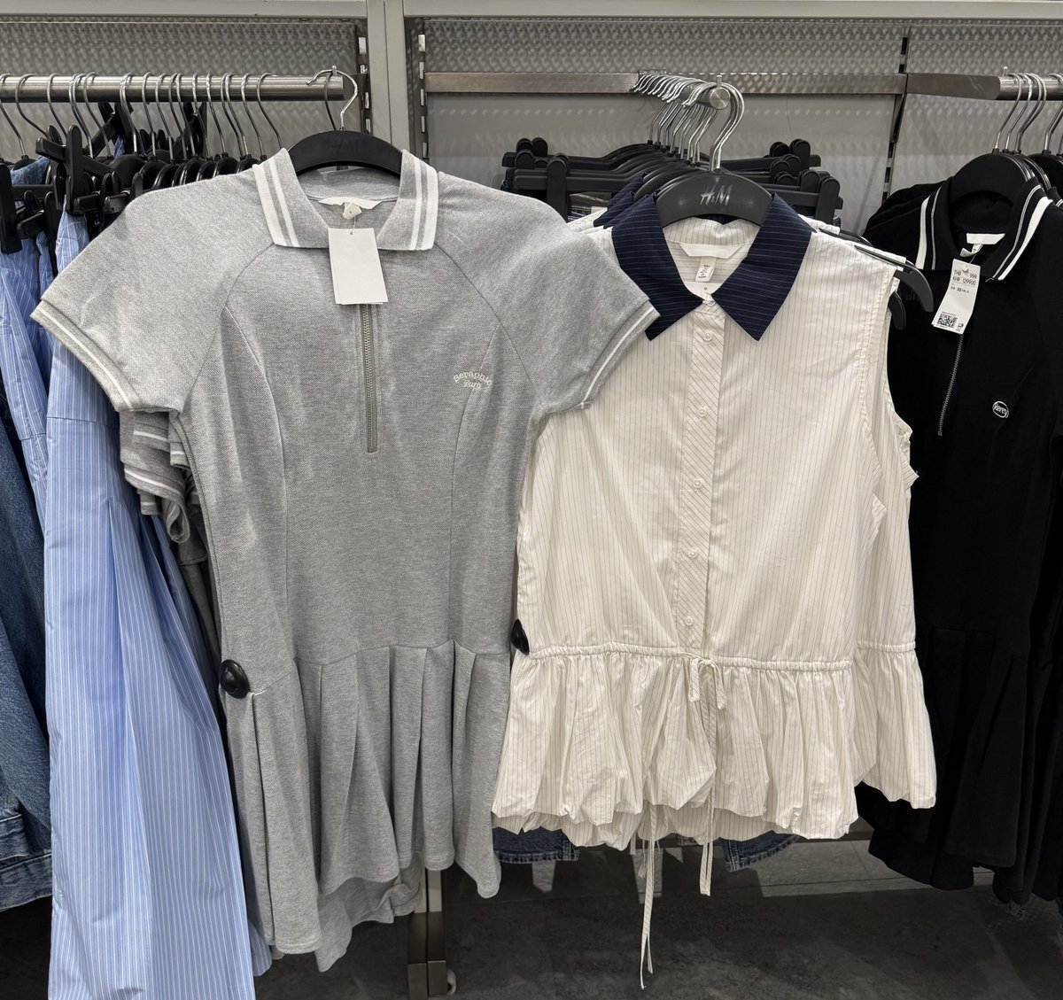 Thookboktor's tweet photo. ทุกคนพุ่งตัวไป H&amp;M ด่วนๆๆๆ เชิ้ตน่ารักมากกกกกก โทนฟ้า-ขาวคิ้วท์ๆเลย แขนสั้น แขนยาว ครอป/โอเวอร์ไซส์ เชิ้ตเดรส มีหมด ᵒ̴̶̷̥́ ·̫ ᵒ̴̶̷̣̥̀ 🤍🩵 ทางนี้ได้แขนสั้นลายสก็อตฟ้ามาตัวนึง 

📍 H&amp;M https://t.co/VqpsOi3AxU