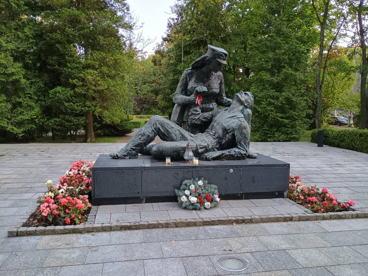 Dziś z dumą oddajemy hołd wszystkim żołnierzom służącym Ojczyźnie – zarówno tym, którzy bronili jej w przeszłości, jak i tym, którzy każdego dnia stoją na straży naszego bezpieczeństwa.

Na zdjęciu Pomnik Sanitariuszki w Kołobrzegu.

#ŚwiętoWojskaPolskiego 🇵🇱