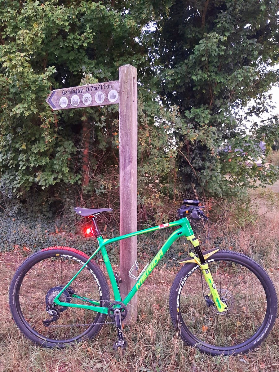 Oooh, get us with our fancy 'bilingual' hybrid metric &amp; imperial sign......

#FingerpostFriday <a href="/FingerpostFri/">Fingerpost Friday</a>