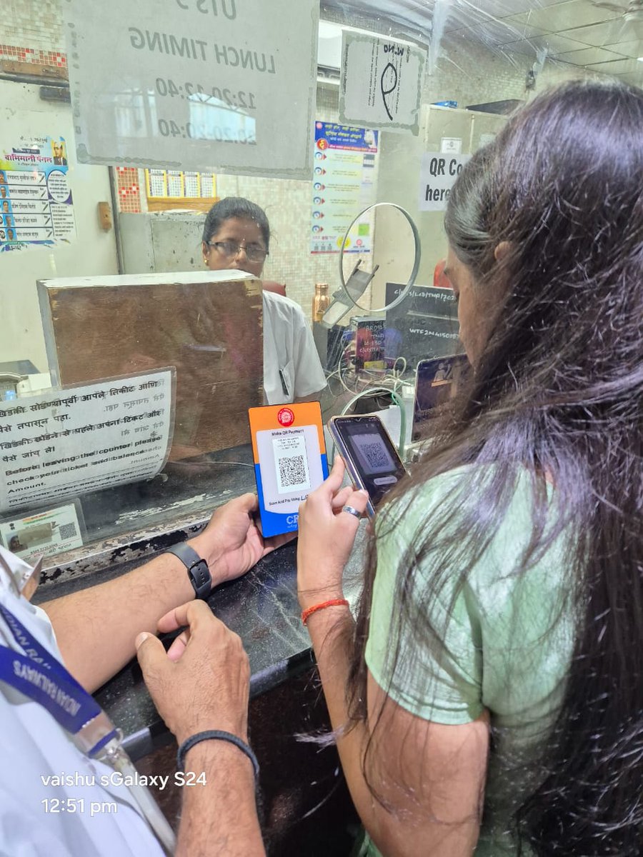 srdcmmumbaicr's tweet photo. Worried about change to buy a ticket at the booking counter. Now book your tickets through a QR code. QR codes are available at UTS and PRS counters. 𝐋𝐞𝐭'𝐬 𝐠𝐨 𝐂𝐚𝐬𝐡𝐥𝐞𝐬𝐬. #LetsGoCashless
@drmmumbaicr
@Central_Railway
@YatriRailways
@RailMinIndia https://t.co/TTPxZJNS8v
