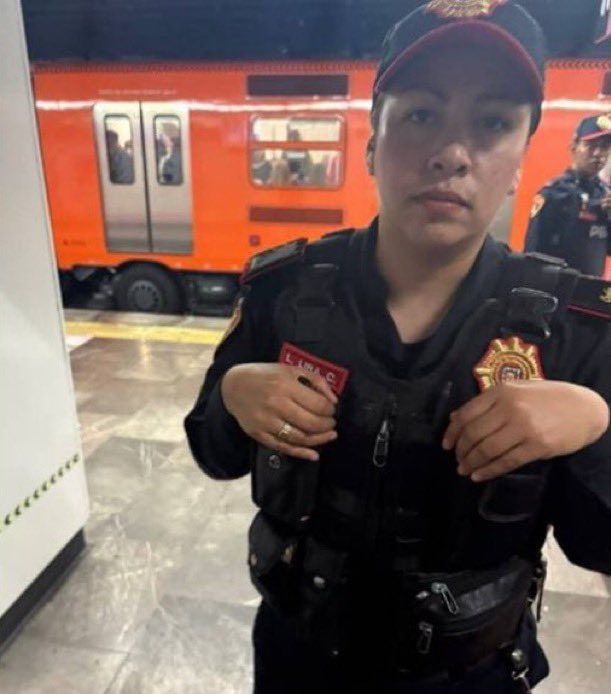 RaulGtzNR's tweet image. Usuarios de redes sociales se solidarizan con la oficial sancionada por aplicar correctamente el reglamento en el Metro.  
La pregunta que muchos se hacen: ¿Realmente hizo algo mal?