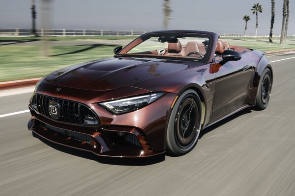 Sommige namen in autoland zijn wat pretentieus, maar Brabus Rocket dekt de lading wél aardig. Dit is de Brabus Rocket GTC en die gaat echt als een raket. En in de openlucht: autoweek.nl/autonieuws/art…