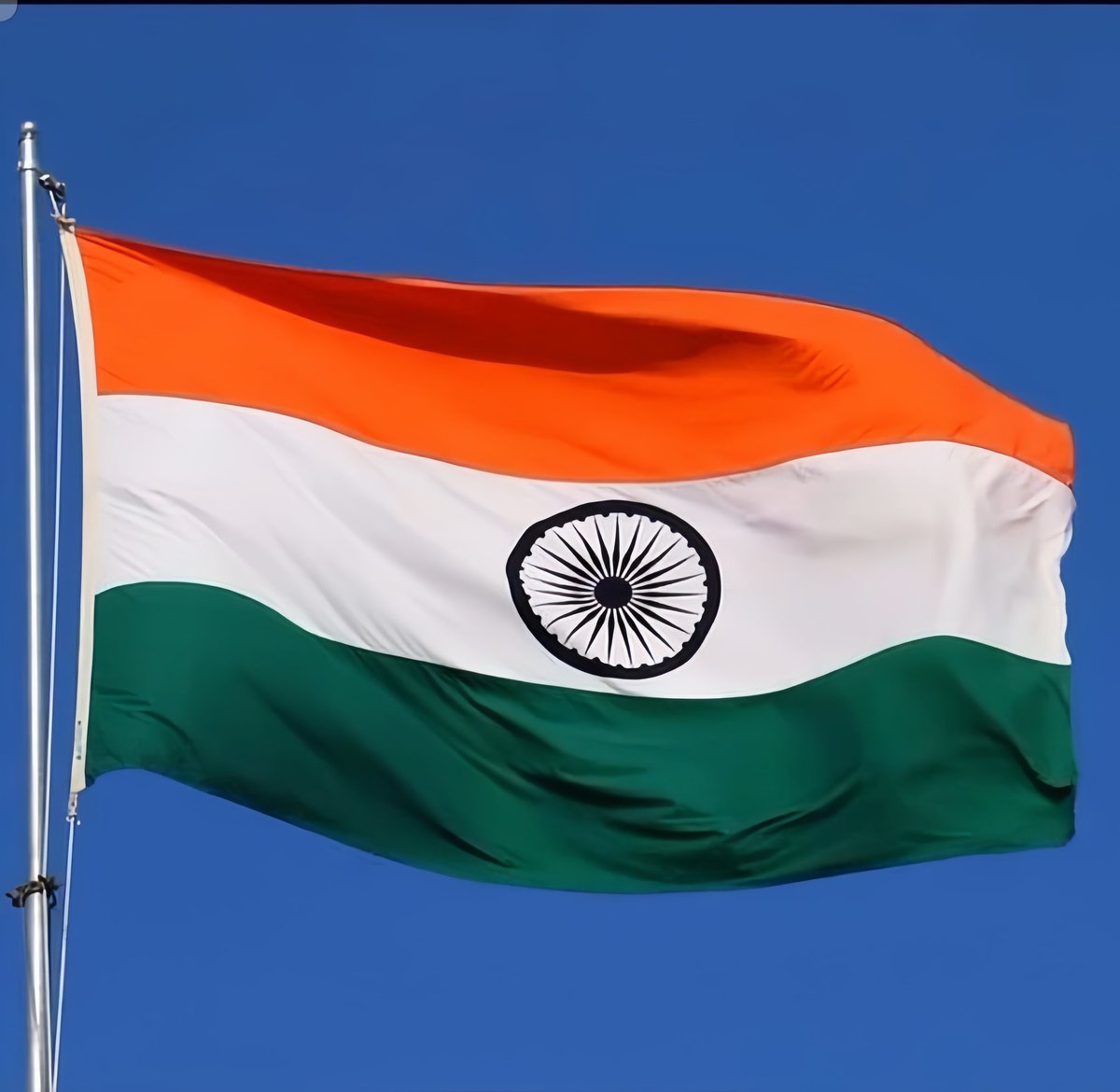धरती सुनहरी अंबर नीला
हर मौसम रंगीला
ऐसा देश है मेरा !!

#IndependenceDay