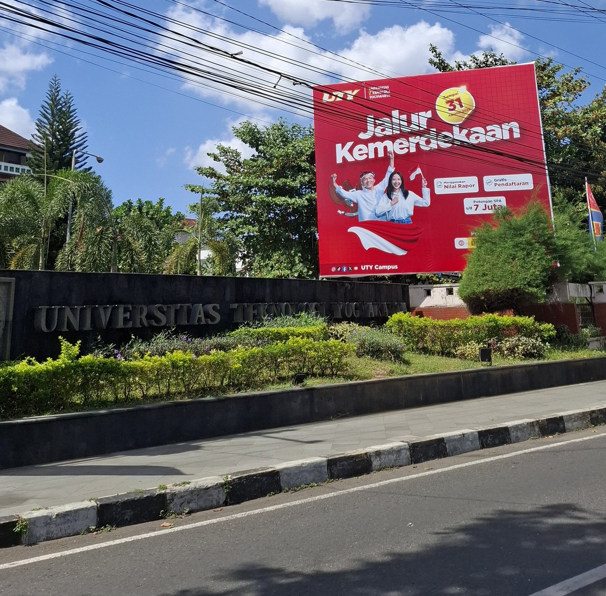 Kerjaan iklan tahun lalu, yang ditunggu tunggu untuk naik di baliho.