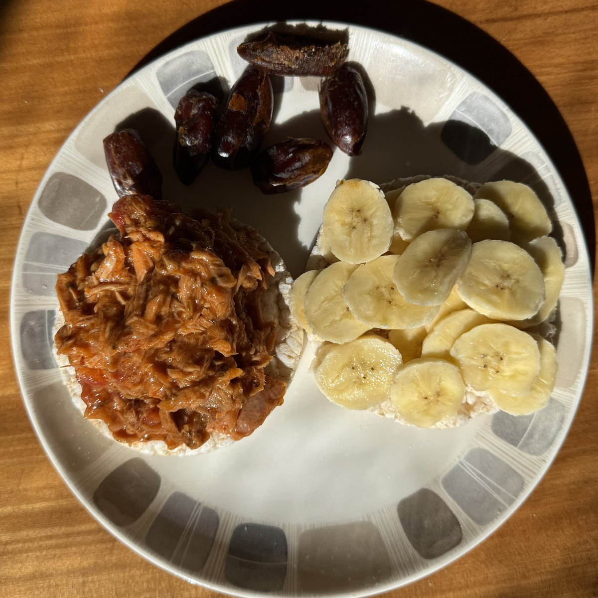 layjamesagain's tweet photo. omad! tuna and banana on rice cakes and some dried prunes 😋 https://t.co/FJk0pZWlgu