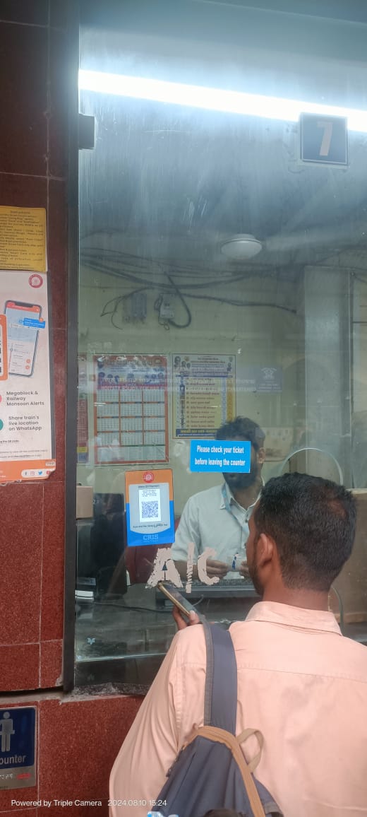 srdcmmumbaicr's tweet photo. Worried about change to buy a ticket at the booking counter. Now book your tickets through a QR code. QR codes are available at UTS and PRS counters. 𝐋𝐞𝐭'𝐬 𝐠𝐨 𝐂𝐚𝐬𝐡𝐥𝐞𝐬𝐬. #LetsGoCashless
@drmmumbaicr
@Central_Railway
@YatriRailways
@RailMinIndia https://t.co/TTPxZJNS8v