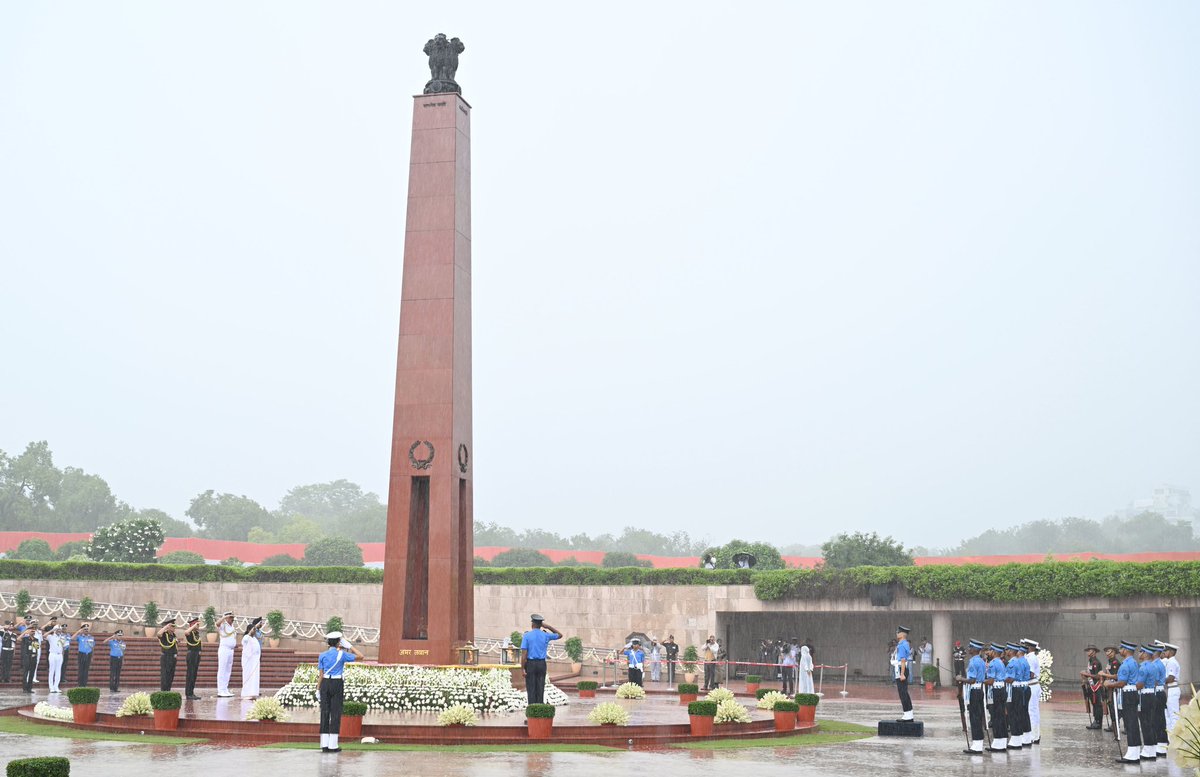 On the occasion of 79th Independence Day, President Droupadi Murmu paid homage to the bravehearts at the National War Memorial in New Delhi.