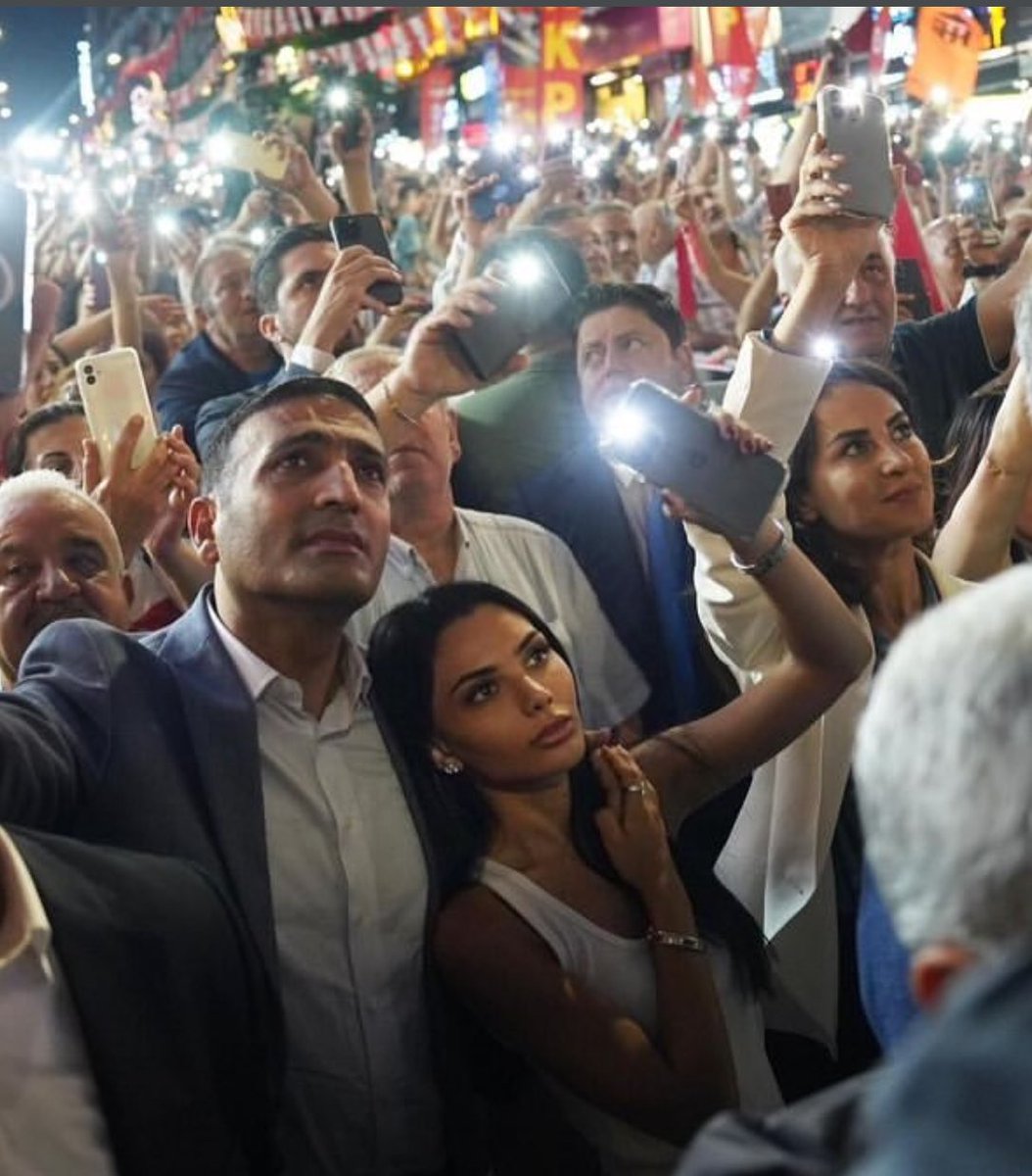AsumanGulsoyCHP's tweet photo. Demokrasi, sabahın köründe kapıya dayananların elinde can çekişiyor.
Siyasi rakibini “şafak operasyonu” ile susturmak, hukuk değil, intikamdır.
 #inangüney #beyoğlubelediyesi #CHP #operasyon https://t.co/gYftLmmTeZ