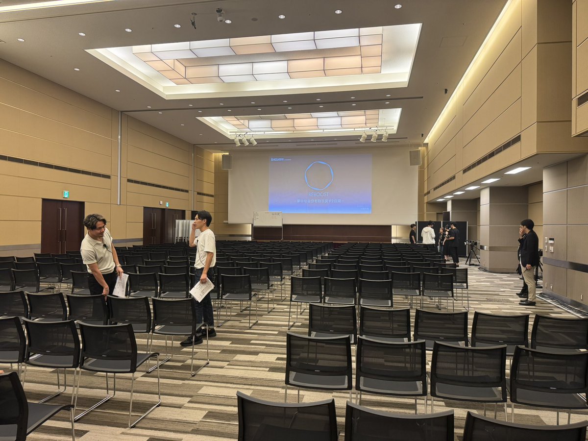 mizukaramuraoka's tweet photo. 明日から始まる過去最大人数のREBOOSTに向けての最終リハーサル。

累計3,000名を超える方が受講してくれているセミナー。

明日来てくれる220名の方の人生に残る体験を創る。

2日間終わったらぶっ倒れよう。 https://t.co/RGZuHqQ9Tp