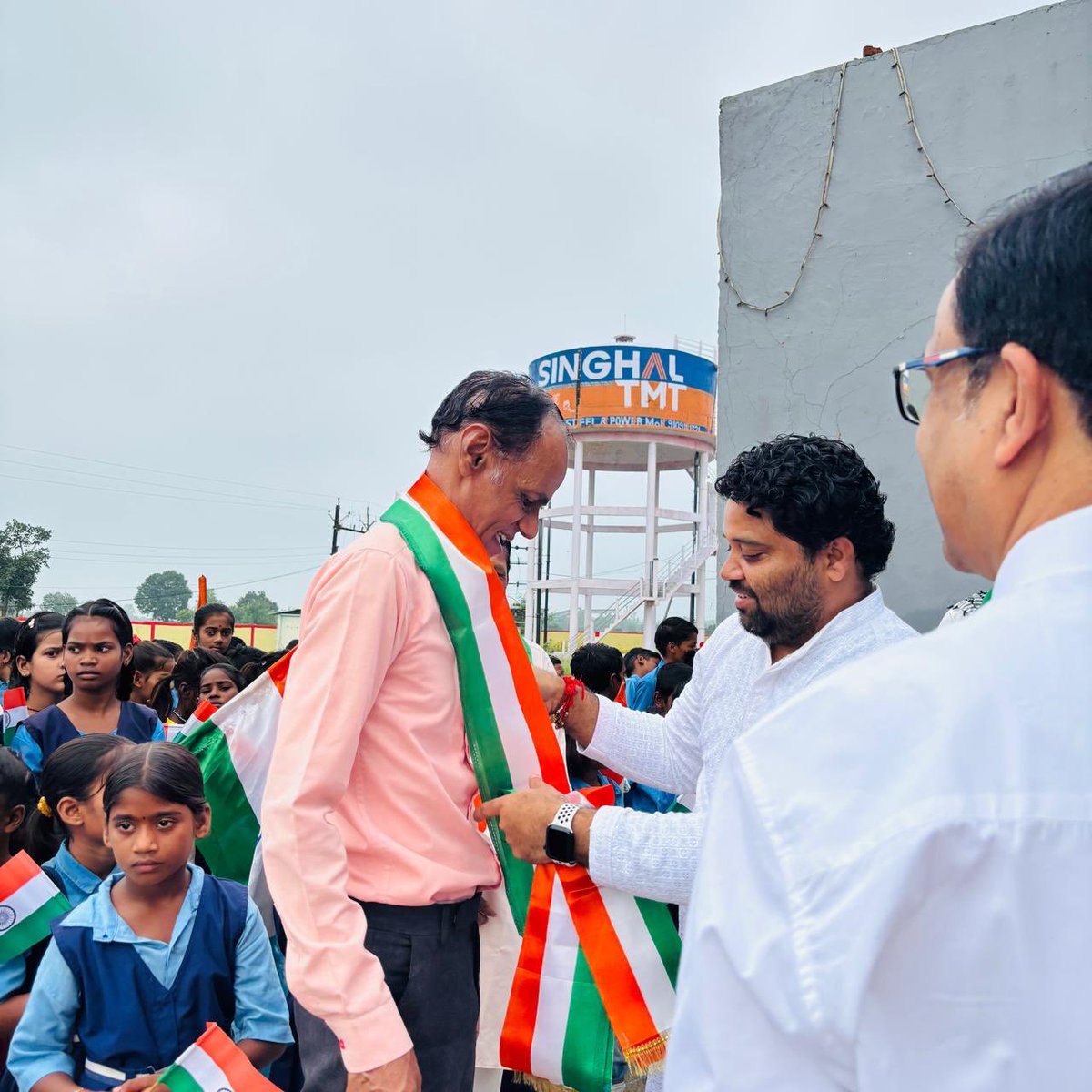 Akash_SFDC's tweet image. Independence Day Well Spent!
#Salesforce #TrailblazerCommunity
We spent a powerful day with 400 amazing kids, celebrating freedom through kindness and learning.

Today, we take a pledge:
“To return regularly and help this school build real skills and brighter futures for every…