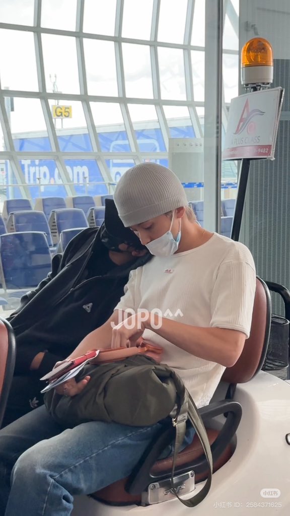 samoxn's tweet photo. 마크 어깨에 기대는 해찬이🥹

https://t.co/CGmcMQPvPD https://t.co/6GzHWI9jyy