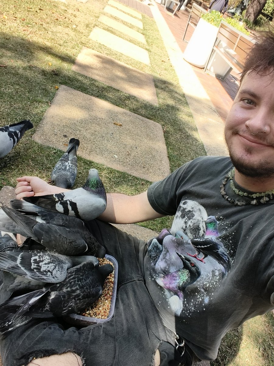 deepc_cryptid's tweet image. Birthday #pigeons 🎉💚 did my first string foot rescue today too 🥰