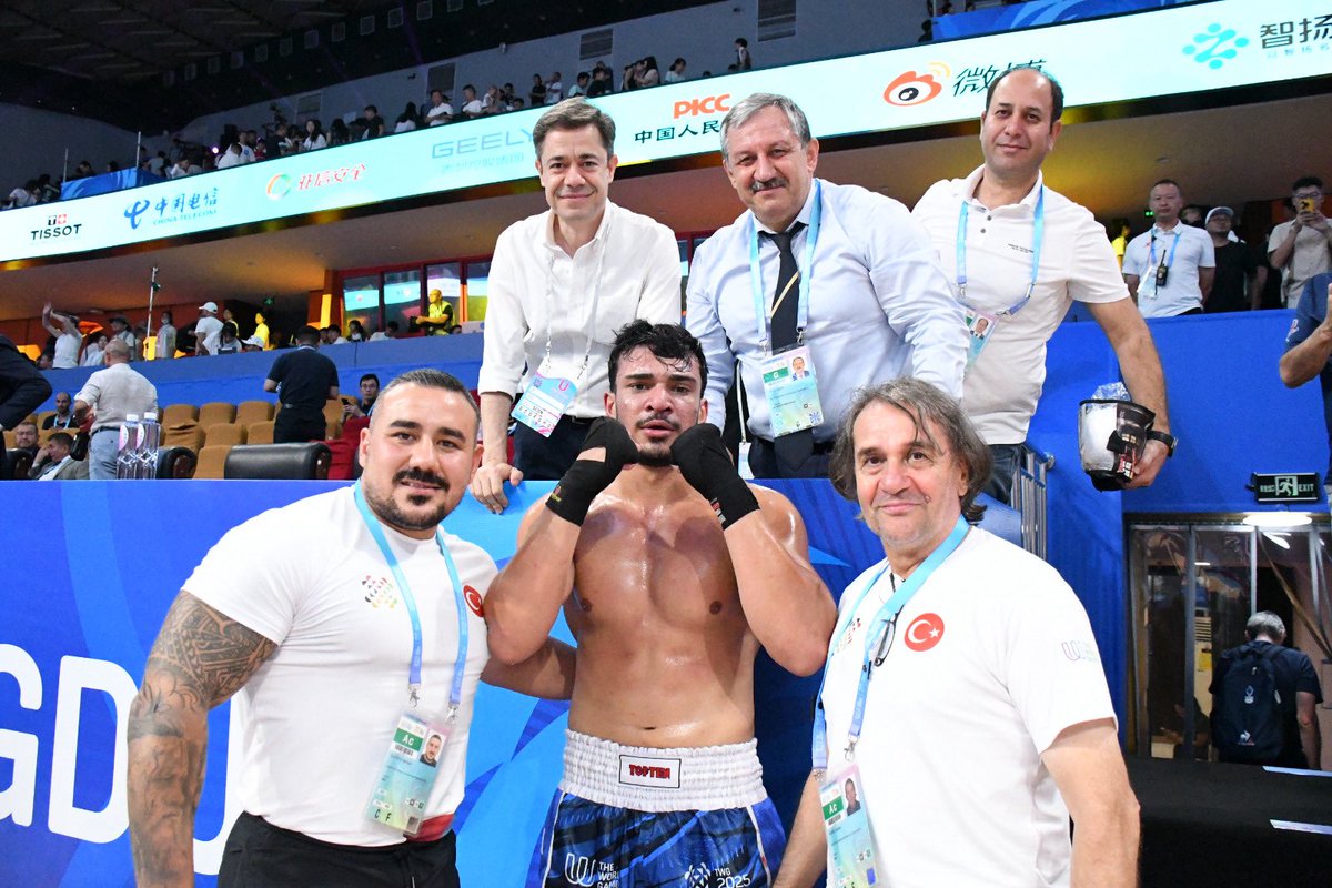 ÇİN/Chengdu’da 09-15 Ağustos 2025 tarihleri arasında düzenlenen Dünya Oyunları’nda her daim Milli Takımımızın yanında olan ve desteklerini esirgemeyen Chengdu Başkonsolosumuz Sayın Mehmet Mert Tokman’a ve değerli ekibine teşekkür ederiz. 
Sayın Başkonsolosumuza günün anısına Kick