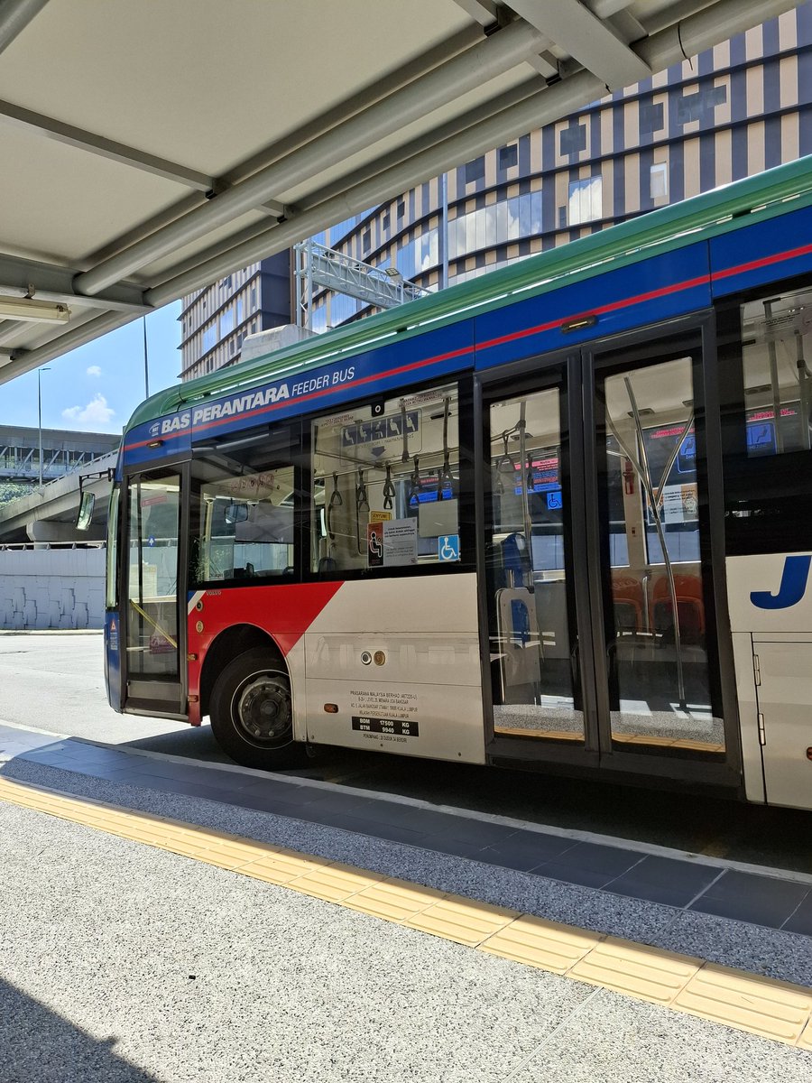 goldfries's tweet photo. @myrapidkl ikut jadual 3:20 jalan. 3:25 dah pemandu pun tak nampak lagi. Duduk stesen bas buta buta je skrg. Buang masa, last last kena jalan kaki walaupun cuaca panas https://t.co/edyAqnlAvc