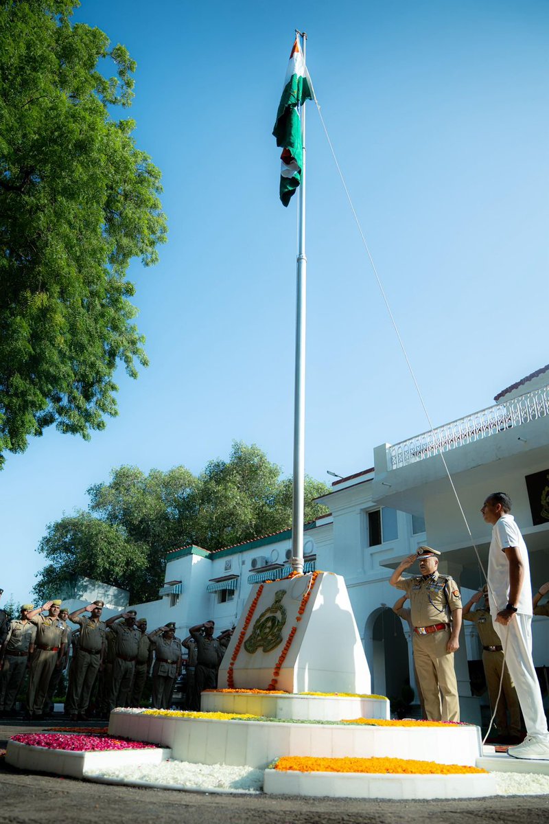 DGP UP (@dgpup) on Twitter photo हमारी एकता, अखंडता, संप्रभुता और सुशासन के प्रतीक 'स्वतंत्रता दिवस' की प्रदेशवासियों एवं समस्त पुलिस परिवार को हार्दिक बधाई एवं शुभकामनाएं!
स्वाधीनता की वेदी पर अपना सर्वस्व अर्पित करने वाले सभी अमर बलिदानियों को कोटि-कोटि नमन!
आइए, माननीय मुख्यमंत्री श्री <a href="/myogiadityanath/">Yogi Adityanath</a> जी हमारी एकता, अखंडता, संप्रभुता और सुशासन के प्रतीक 'स्वतंत्रता दिवस' की प्रदेशवासियों एवं समस्त पुलिस परिवार को हार्दिक बधाई एवं शुभकामनाएं!
स्वाधीनता की वेदी पर अपना सर्वस्व अर्पित करने वाले सभी अमर बलिदानियों को कोटि-कोटि नमन!
आइए, माननीय मुख्यमंत्री श्री <a href="/myogiadityanath/">Yogi Adityanath</a> जी