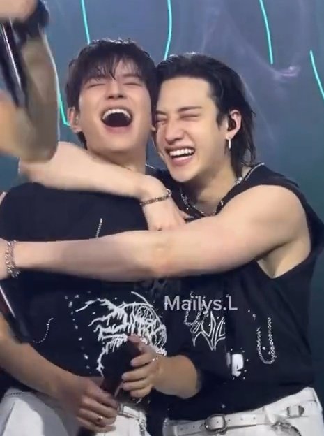 this seungchan hug angle 😭😭 im sobbing. chan's baby pup