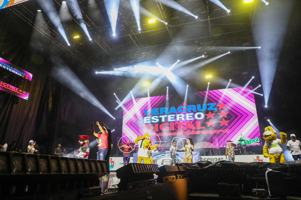 Jueves de Rock! 🎸🤘Estamos modo fiestas de la Industria, el Comercial y la Cultura. Gracias alcalde <a href="/DiegoTItagui/">Diego Torres Itagüí</a> por darnos esta noche inolvidable.