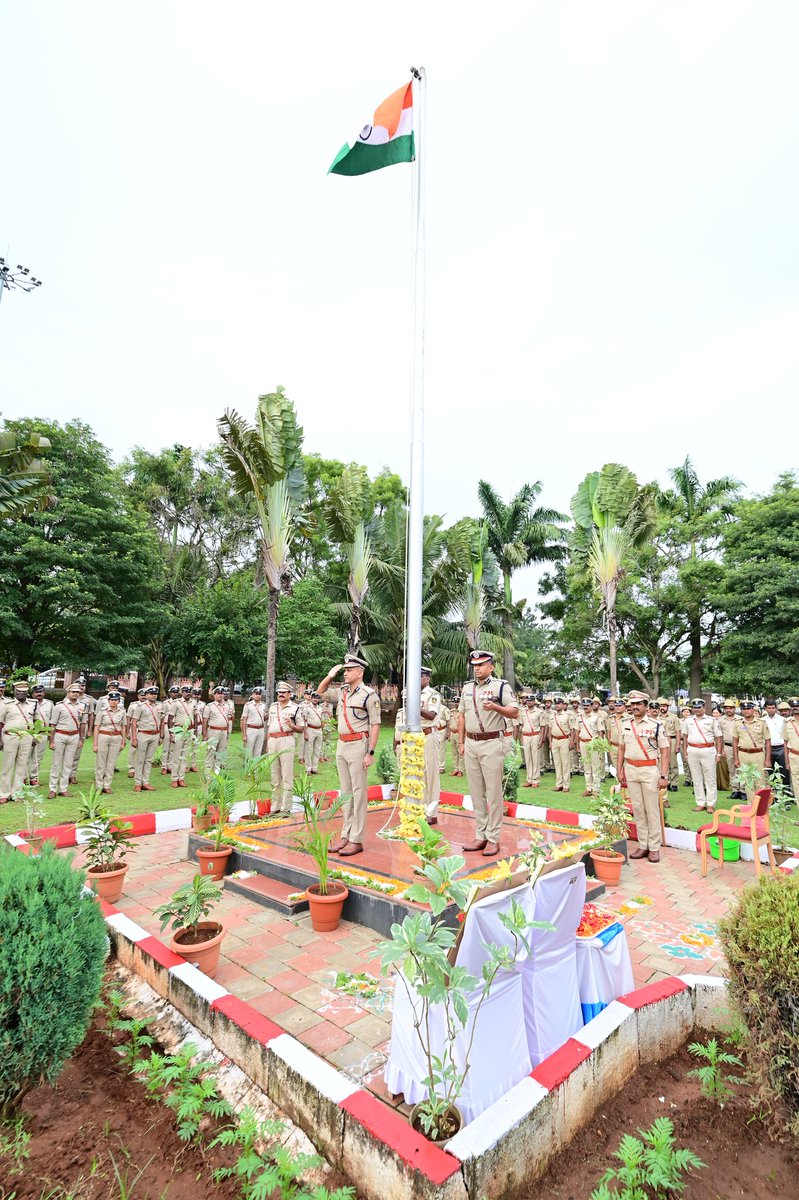 79ನೇ ಸ್ವಾತಂತ್ರ್ಯ ದಿನಾಚರಣೆ ಪ್ರಯುಕ್ತ ದಕ್ಷಿಣ ವಲಯ ಮತ್ತು ಜಿಲ್ಲಾ ಪೊಲೀಸ್ ಕಚೇರಿಯ ಆವರಣದಲ್ಲಿ ಮಾನ್ಯ ಡಿಐಜಿಪಿ ರವರಾದ ಡಾ.ಎಂ ಬಿ ಬೋರಲಿಂಗಯ್ಯ ಐಪಿಎಸ್ ರವರು ಮತ್ತು ಜಿಲ್ಲಾ ಪೊಲೀಸ್ ಅಧೀಕ್ಷಕರಾದ ಶ್ರೀ ವಿಷ್ಣುವರ್ಧನ ಎನ್ ಐಪಿಎಸ್ ರವರುಗಳ ನೇತೃತ್ವದಲ್ಲಿ  ಧ್ವಜಾರೋಹಣವನ್ನು ನೆರವೇರಿಸಲಾಯಿತು.