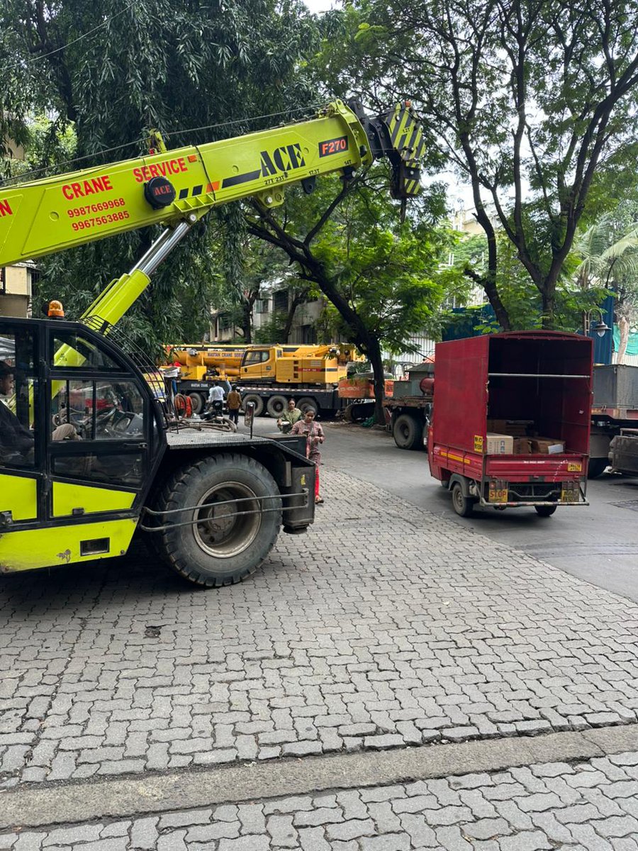 Santosh62113318's tweet photo. Developer has blocked the public road and is openly working, neither police nor BMC is taking action.
Is this silence approval or ignorance?
Who is responsible for protecting public spaces?(Kalpataru Society, Vartak Road, Vile Parle East) https://t.co/GGDw4FND48