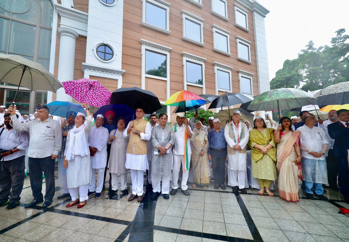 SachinPilot's tweet photo. स्वतंत्रता दिवस के अवसर पर कांग्रेस अध्यक्ष @Kharge जी ने झंडारोहण किया। नेता प्रतिपक्ष @RahulGandhi जी भी शामिल हुए।

मैं भी आज सुबह इस गौरवपूर्ण कार्यक्रम में सम्मिलित हुआ।

स्वतंत्रता दिवस की हार्दिक शुभकामनाएं! 🇮🇳

📍इंदिरा भवन कांग्रेस मुख्यालय 
      नई दिल्ली https://t.co/13W0LYUxXp