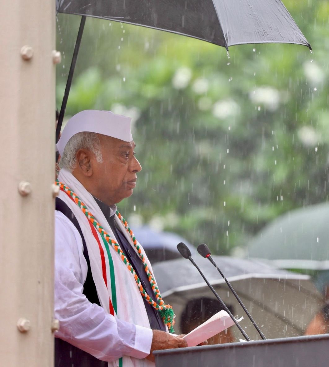 SachinPilot's tweet photo. स्वतंत्रता दिवस के अवसर पर कांग्रेस अध्यक्ष @Kharge जी ने झंडारोहण किया। नेता प्रतिपक्ष @RahulGandhi जी भी शामिल हुए।

मैं भी आज सुबह इस गौरवपूर्ण कार्यक्रम में सम्मिलित हुआ।

स्वतंत्रता दिवस की हार्दिक शुभकामनाएं! 🇮🇳

📍इंदिरा भवन कांग्रेस मुख्यालय 
      नई दिल्ली https://t.co/13W0LYUxXp