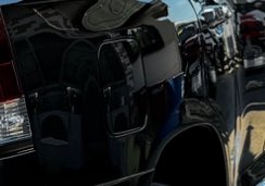 kossy_vette's tweet photo. 去年ランクル200に穴開けられて盗難未遂に遭った身からすると最新手口ではなく以前からあった手法な気が

その後自家修理ですが綺麗になりました
(パネル交換や修復歴なし)

左側のバンパーが〜とか左側の穴を開けさせないように〜と言われるけど、左側だけ守れば良いわけじゃないです…
全方位です↓ https://t.co/xEFq2MtXYb