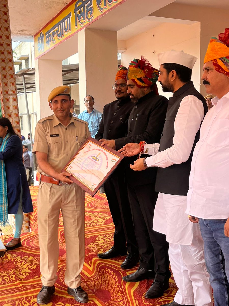 Vinay Sharma (@vinaysharm79513) on Twitter photo "शाहपुरा थाने के ईमानदार व कर्तव्यनिष्ठ कांस्टेबल प्रकाश जी को स्वतंत्रता दिवस पर उपखण्ड स्तरीय समारोह में प्रशस्ति पत्र से सम्मानित किया गया। उनकी लगन व सेवाभाव हम सबके लिए गर्व की बात है। हार्दिक बधाई!
<a href="/ManishYadavIn/">𝗠𝗮𝗻𝗶𝘀𝗵 𝗬𝗮𝗱𝗮𝘃</a> <a href="/PoliceRajasthan/">Rajasthan Police</a> "शाहपुरा थाने के ईमानदार व कर्तव्यनिष्ठ कांस्टेबल प्रकाश जी को स्वतंत्रता दिवस पर उपखण्ड स्तरीय समारोह में प्रशस्ति पत्र से सम्मानित किया गया। उनकी लगन व सेवाभाव हम सबके लिए गर्व की बात है। हार्दिक बधाई!
<a href="/ManishYadavIn/">𝗠𝗮𝗻𝗶𝘀𝗵 𝗬𝗮𝗱𝗮𝘃</a> <a href="/PoliceRajasthan/">Rajasthan Police</a>