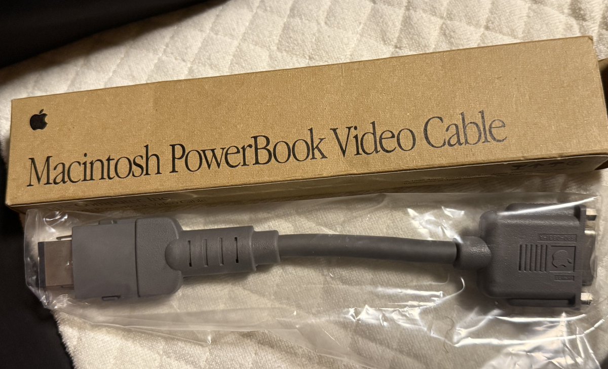 実家で学生時代に使っていたMacintosh PowerbookのVideo Cableが未使用