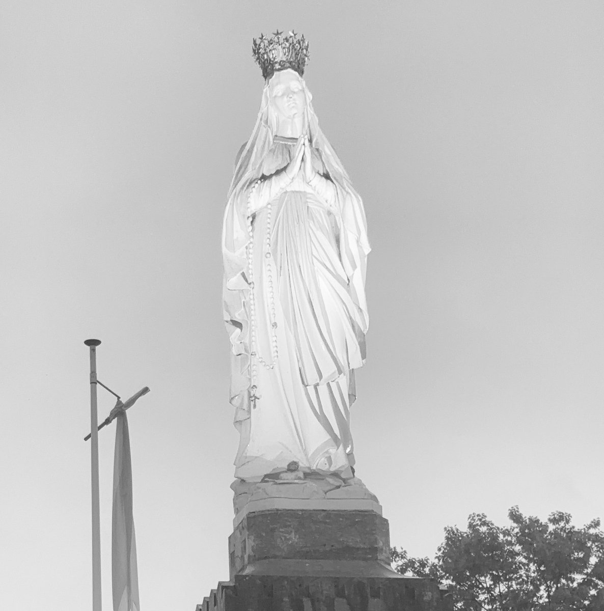 alizeedaqui's tweet photo. En 1638, Louis XIII consacre la France à la Vierge Marie
En 2025, la République consacre la France au chaos, à l’avortement, et au wokisme
L’une offre son royaume à la Reine du Ciel. L’autre le livre aux démons
#15Août #ViveLeRoi #Catholicisme #FranceRoyale #MarieReineDeFrance https://t.co/Ak8QjiIl4b