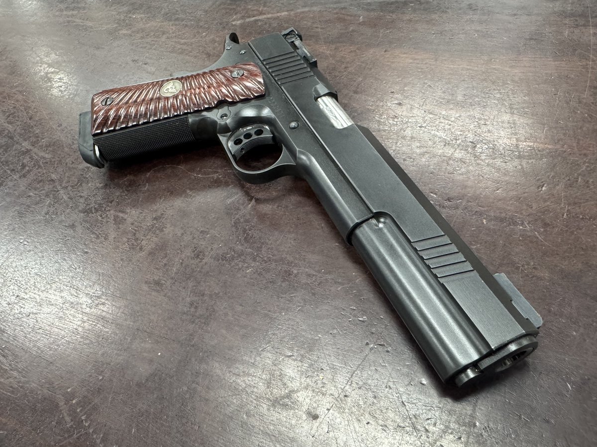 CleaverFirearms's tweet image. A Long Slide Hammer.... Not many of these floating around.... Dan Wesson 1911 Bruin Long Slide 10mm 8 Shot in Black Duty Factory Finish....

#danwesson #cz #madeinusa #longslide #10mm #custom #performance #rangeready