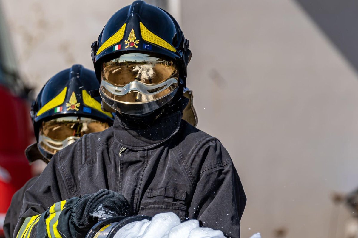 Oggi sono 5.000 i #vigilidelfuoco in servizio per la sicurezza di tutti. Con gesti responsabili possiamo prevenire emergenze e proteggervi meglio.
Buon #Ferragosto 🇮🇹

#15agosto