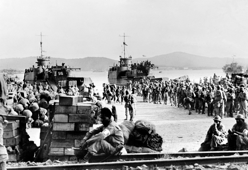 CerfiaFR's tweet photo. 🇫🇷🇺🇸🇬🇧🇨🇦 FLASHBACK | Il y a 81 ans jour pour jour, 250 000 soldats, dont plus de 50 % de Français, commençaient à débarquer en Provence pour ouvrir un nouveau front et accélérer la libération du pays. Environ deux mois après le débarquement de Normandie, l’objectif était de prendre en tenaille les forces allemandes.