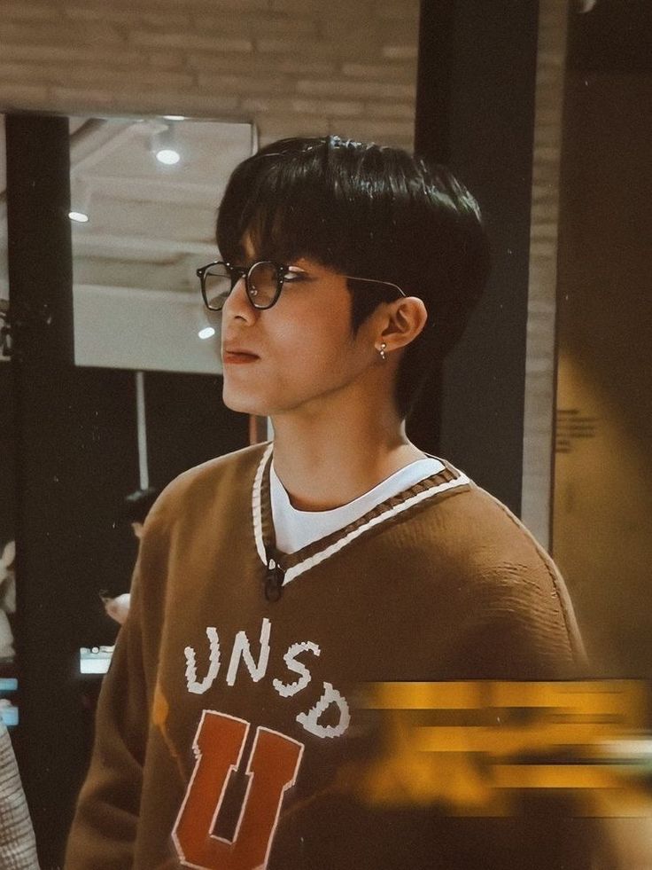 - siguro, ikaw.

a #HAJEONGWOO filo au wherein Raven (h.w), an average student, has been feeling a sudden attraction toward Alexis (p.jw), who has been his friend for two years. What will happen if Raven finally sorts out his feelings and confesses wholeheartedly to Alexis?