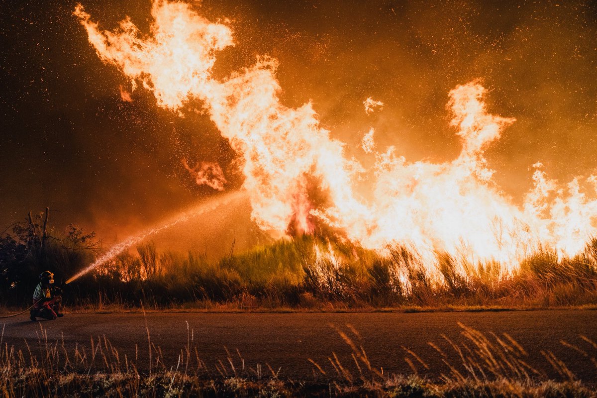 _pedropascual's tweet photo. El incendio en Cualedro está siendo devastador. Viento muy cambiante y muy pocas unidades de extinción. La fotografía es de las 05:32 de esta madrugada. https://t.co/tp42K4MUwR