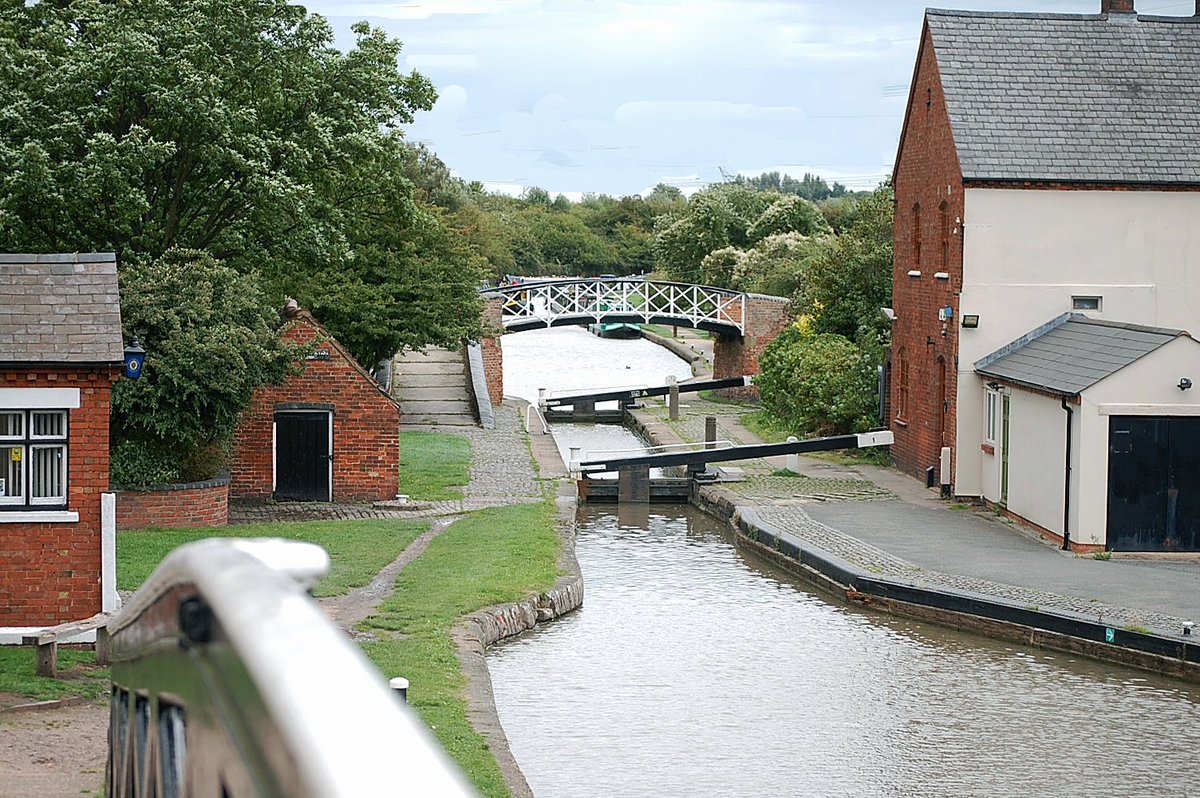 retired_tom's tweet photo. My photos from #August 2010
#CanalRiverTrust #OxfordCanal #HawkesburyJunction #SuttonStop #Lock #Bridge #Narrowboat #Reflections
#Canals & #Waterways can provide #Peace & #calm for your own #Wellbeing #Lifesbetterbywater #KeepCanalsAlive https://t.co/1PLQvMRxrH