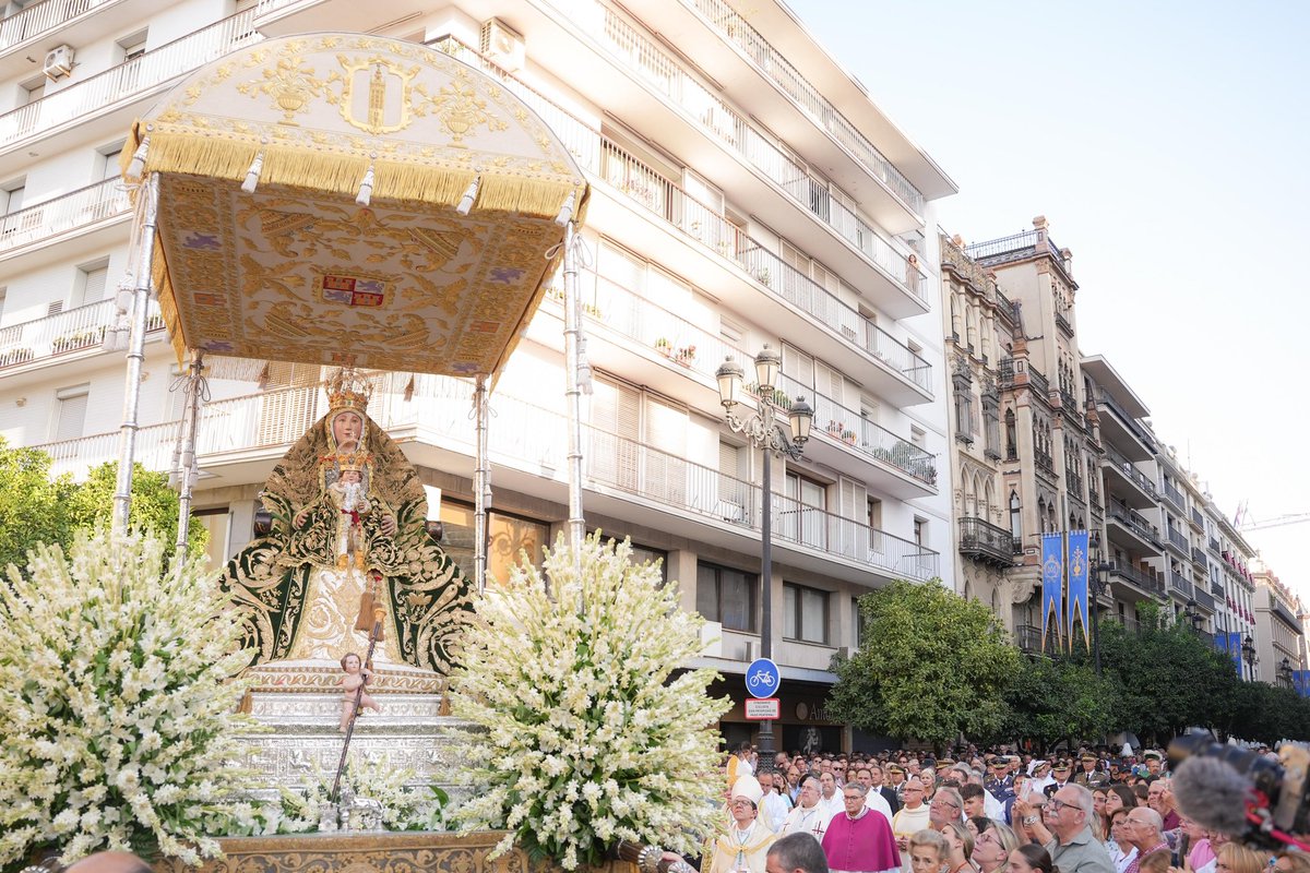 La mañana de un 15 de agosto siempre es mágica en Sevilla💫

👥 Los sevillanos hemos recibido a nuestra patrona, la Virgen de los Reyes, en las calles con devoción.

Una unión de fe y tradición de siglos👑