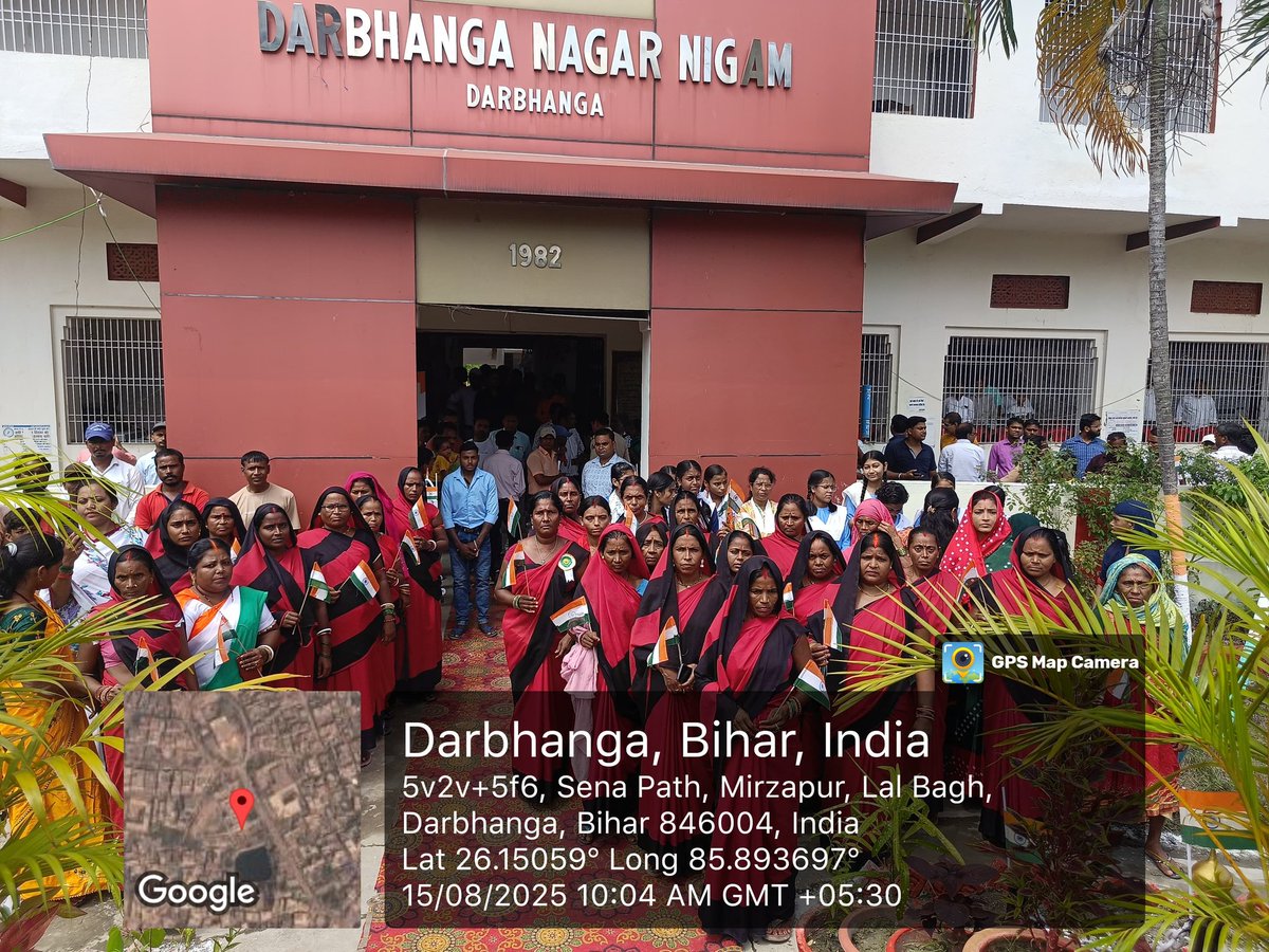 स्वतंत्रता दिवस के अवसर पर महापौर श्रीमती अंजुम आरा द्वारा निगम कार्यालय परिसर में ध्वजारोहण किया गया।🇮🇳
इस अवसर पर उप महापौर श्रीमती नाजिया हसन, पार्षद गण, नगर आयुक्त श्री राकेश गुप्ता, पदाधिकारीगण एवं कर्मचारी उपस्थित थे।
#HarGharTiranga #HarGharSwachhta