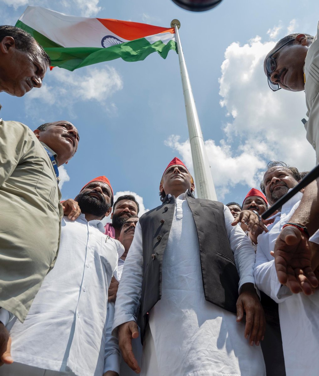 samajwadiparty's tweet image. माननीय राष्ट्रीय अध्यक्ष श्री अखिलेश यादव जी ने स्वतंत्रता दिवस के अवसर पर लखनऊ के जनेश्वर मिश्र पार्क में राष्ट्रध्वज का अभिवादन किया एवं सभी को स्वतंत्रता दिवस की शुभकामनाएं दीं।