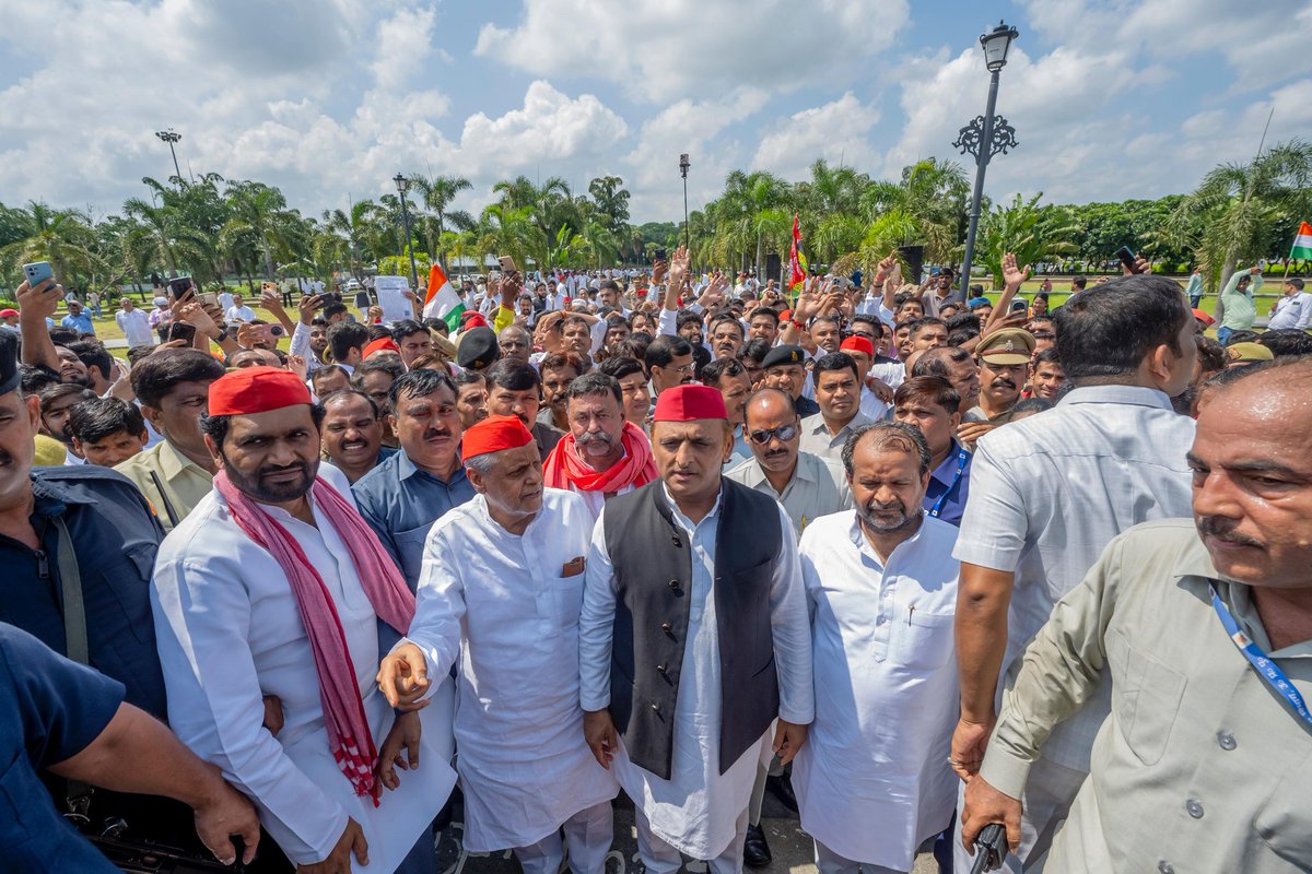 samajwadiparty's tweet image. माननीय राष्ट्रीय अध्यक्ष श्री अखिलेश यादव जी ने स्वतंत्रता दिवस के अवसर पर लखनऊ के जनेश्वर मिश्र पार्क में राष्ट्रध्वज का अभिवादन किया एवं सभी को स्वतंत्रता दिवस की शुभकामनाएं दीं।