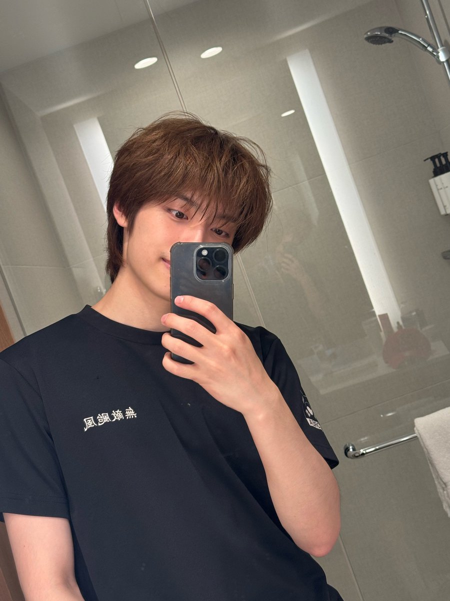 gaon_bbl's tweet photo. 🐥💭• 15/8/25 • 4:32pm | 15/8/25 • 12:32am PDT

📸

1 second before growing moustache https://t.co/aGE30nFc1z
