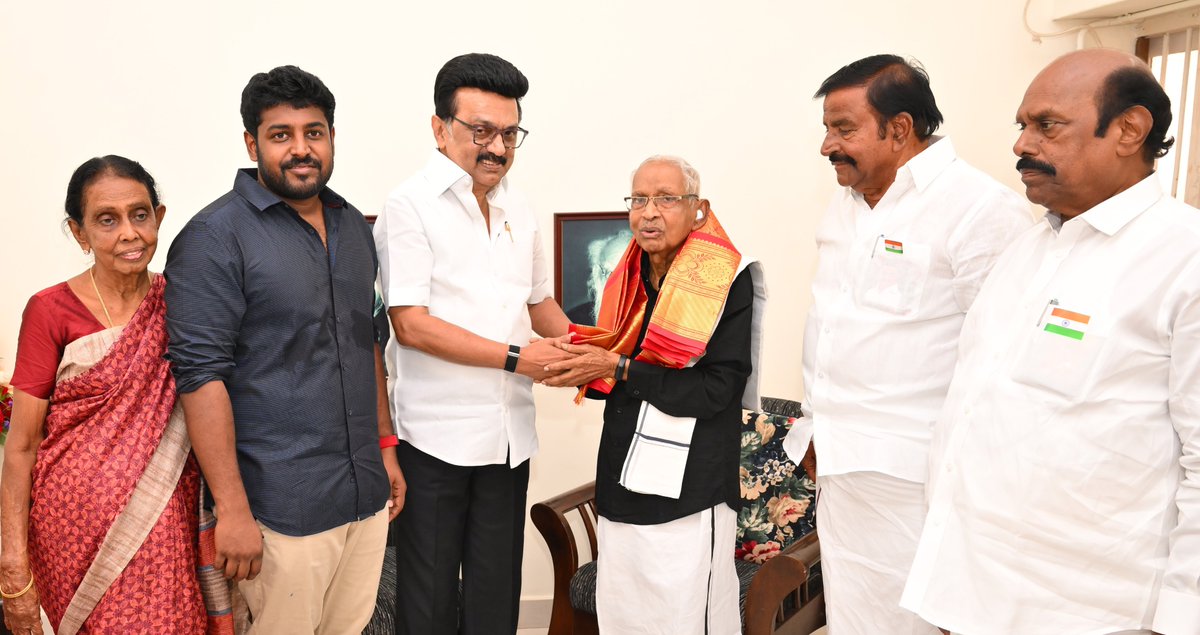 CMOTamilNadu (@cmotamilnadu) on Twitter photo திராவிடர் கழகத் தலைவர் ஆசிரியர் திரு. கி.வீரமணி அவர்களின் இல்லத்திற்கு மாண்புமிகு முதலமைச்சர் <a href="/mkstalin/">M.K.Stalin</a> அவர்கள் நேரில் சென்று, அவரது உடல்நலம் குறித்து விசாரித்தார். திராவிடர் கழகத் தலைவர் ஆசிரியர் திரு. கி.வீரமணி அவர்களின் இல்லத்திற்கு மாண்புமிகு முதலமைச்சர் <a href="/mkstalin/">M.K.Stalin</a> அவர்கள் நேரில் சென்று, அவரது உடல்நலம் குறித்து விசாரித்தார்.