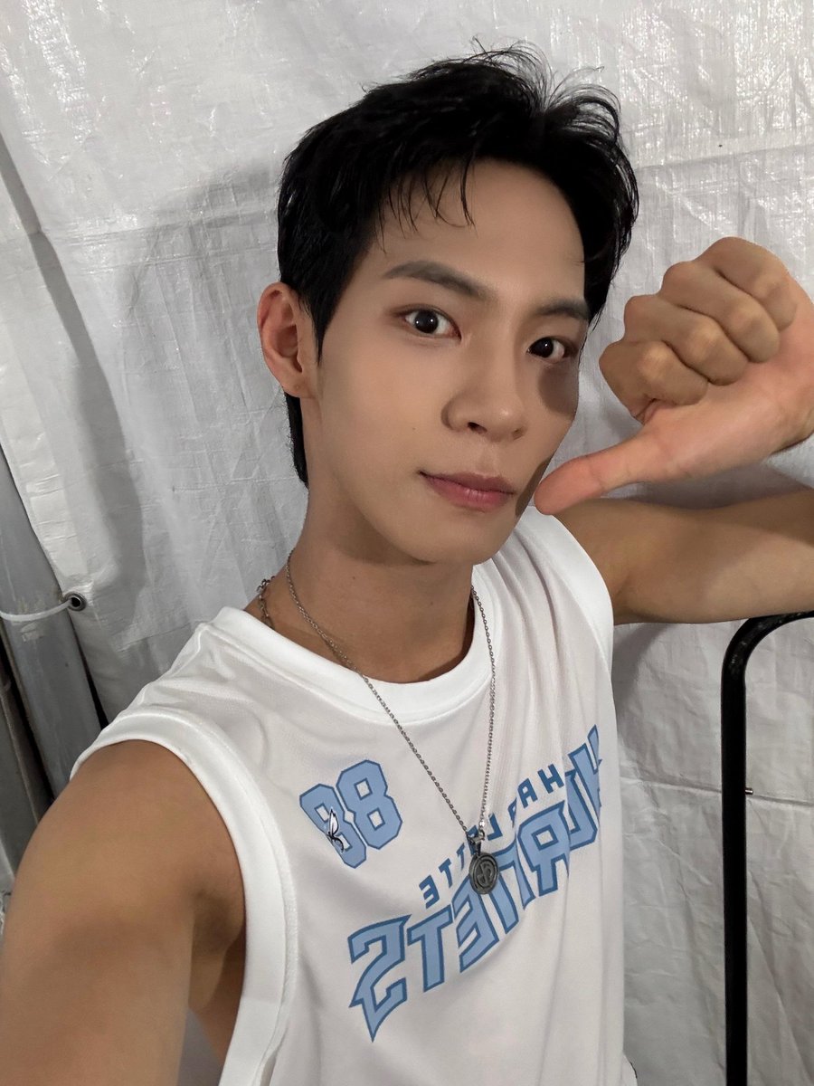 [ #KEONHEE - Twitter]

🦕~

Le festival de Jeonju est tellement rafraîchissant~😏
J'étais tellement excité aujourd'hui que j'ai beaucoup couru 🏃🏃‍♀️🏃‍♂️💨

#홍건희 #HONGKEONHEE
#TIOT #티아이오티