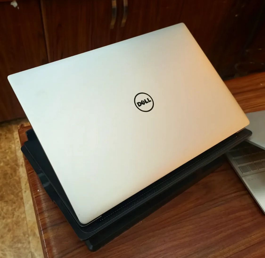 Dell XPS 15 9560 grade AA+✅

Corei7✅
Ram 8GB✅
Storage SSD 256GB✅

Generation ya 7✅

Based Processor 2.6GHz✅

❌Non-TouchScreen❌

Full displayed screen✅

Kioo inch 15✅
Backlight keyboard✅

750,000/= tu( iko moja )